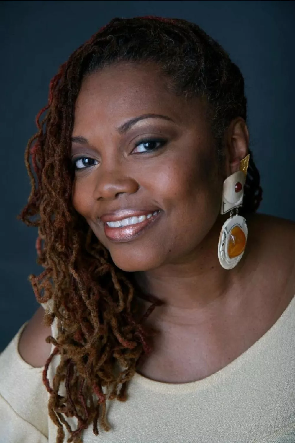 Headshot of Dee Alexander