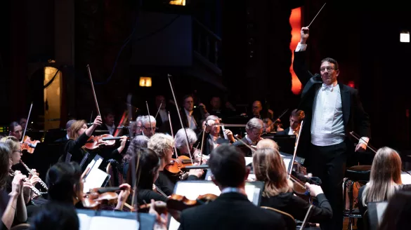 Scott Speck conducting the musicians of Chicago Philharmonic